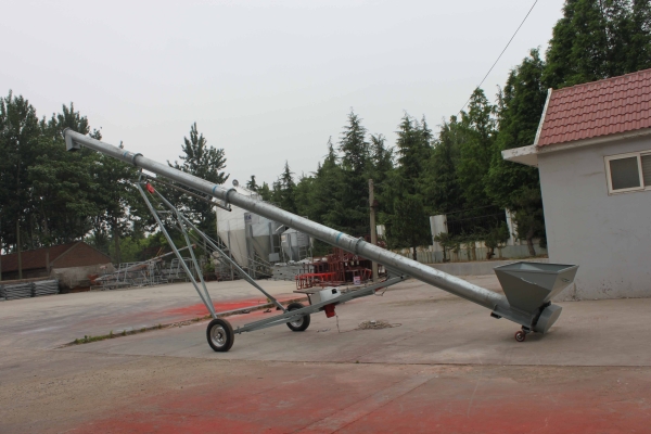 轻型移动上料车